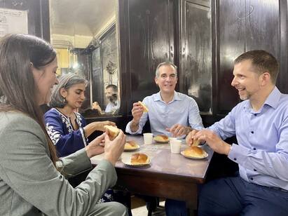 अमेरिकन शिष्टमंडळासाठी अल्पोपहारामध्ये महाराष्ट्रीयन पदार्थांचा समावेश होता. गारसेट्टी खवय्ये असल्याने अमेरिकन राजदूत यांना वडापाव खाल्ला आणि आवडल्याची प्रतिक्रियाही दिली.