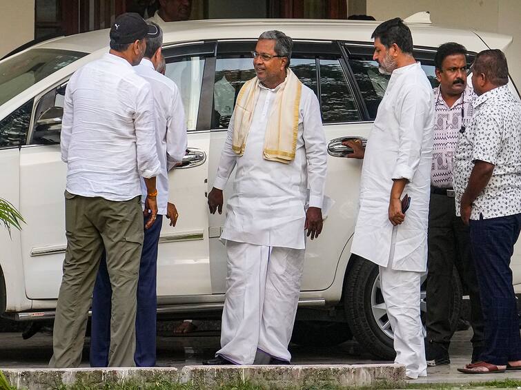 Karnataka CM: Siddaramaiah elected as Karnataka's new Chief Minister and DK Shivakumar as Deputy Chief Minister Karnataka CM: 20ஆம் தேதி பதவியேற்கும் சித்தராமையா.. துணை முதல்வராக சிவக்குமார்: கை மாறுகிறதா முக்கிய இலாக்காக்கள்!