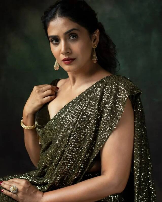 Sonali Kulkarni Birthday: Times the Actress Proved She is a Style Icon Sonali Kulkarni Birthday: 18 વર્ષની ઉંમરમાં અદાઓથી ફિદા કરવા લાગી હતી સોનાલી, એક સમયે અભ્યાસ માટે ઠુકરાવી હતી ફિલ્મ