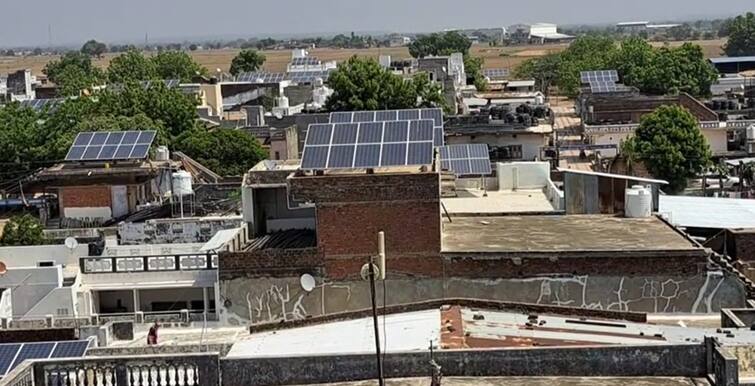 Sabarkantha: Solar rooftop system on 75 home at prantij takhatgarh Sabarkantha: સાબરકાંઠાના આ ગામમાં 75 ટકા ઘરો પર લાગી સૉલાર રૂફટૉપ સિસ્ટમ, ગામની મંડળીમાંથી જ મળી ખેડૂતોને લૉન