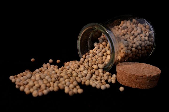 তাছাড়া গোলমরিচ চুলের জন্য পুষ্টিকর, গোলমরিচের সঙ্গে পেঁয়াজ মিশিয়ে নিলে ভাল কাজ দেবে। কোষ্ঠকাঠিন্য, অরুচি, রক্তাল্পতা, দাঁতের রোগ, ডায়রিয়া ও হৃদ্‌রোগেও উপকারী গোলমরিচ।