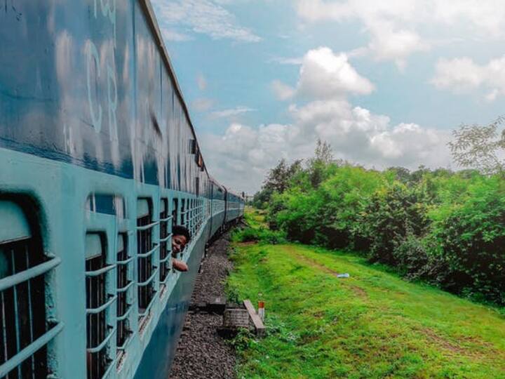 How to book a whole train in Indian railway by irctc ftr facility know price and process here कोई डिब्बा नहीं, बल्कि पूरी ट्रेन भी हो जाती है बुक... ये बात जानते हैं आप? ये होता है तरीका