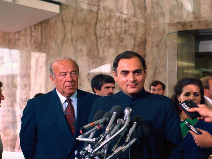 Rajiv Gandhi change CM at airport Sonia One Line Resolution Know History Congress Leader Selection abpp एयरपोर्ट पर CM बदल देते थे राजीव, सोनिया के वक्त बना सेलेक्शन का नया फॉर्मूला; अब क्यों लगते हैं कई दिन?