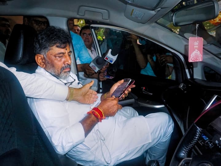 karnataka government formation dk shivakumar agreed to deputy cm post after sonia gandhi talk ann DK Shivakumar: डिप्टी CM बनने के लिए कैसे माने डीके शिवकुमार? राहुल नहीं...गांधी परिवार के इस शख्स का है बड़ा रोल