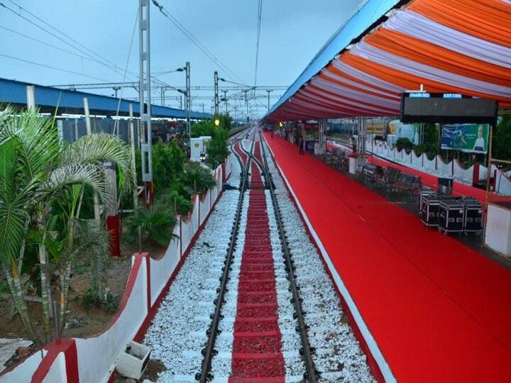 Puri Howrah Vande Bharat Express: आज यानी 18 मई गुरुवार के दिन ओडिशा को पहली बार वंदे भारत ट्रेन का तोहफा मिलने जा रहा है. पीएम मोदी वर्चुअल तरीके से पुरी-हावड़ा रूट पर वंदे भारत ट्रेन का उद्घाटन करेंगे.