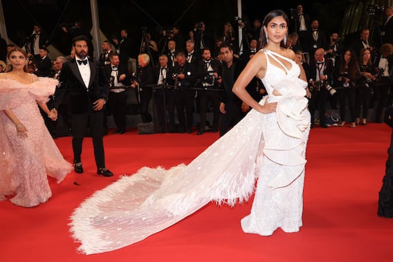 Cannes 2023: व्हाइट कटआउट गाउन, कानों में मैचिंग झुमके, Mrunal Thakur ने अपने कान्स लुक से फिर उड़ाए फैंस के होश