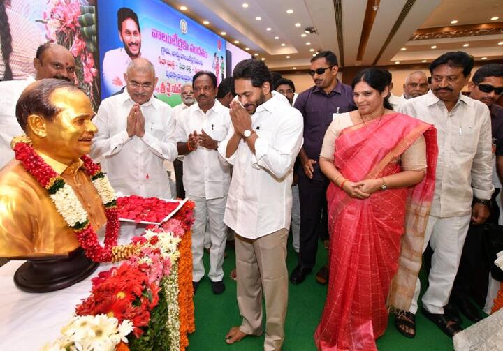 వాలంటీర్లకు వందనం కార్యక్రమం ప్రారంభంలో మాజీ ముఖ్యమంత్రి  రాజశేఖర్ రెడ్డికి సీఎం నివాళి