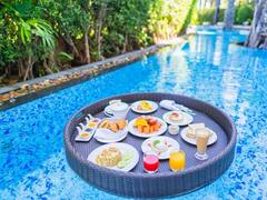 स्वीमिंग करने से पहले बिल्कुल न खाएं ये चीजें, वरना शरीर में होने लगेगी ये दिक्कतें