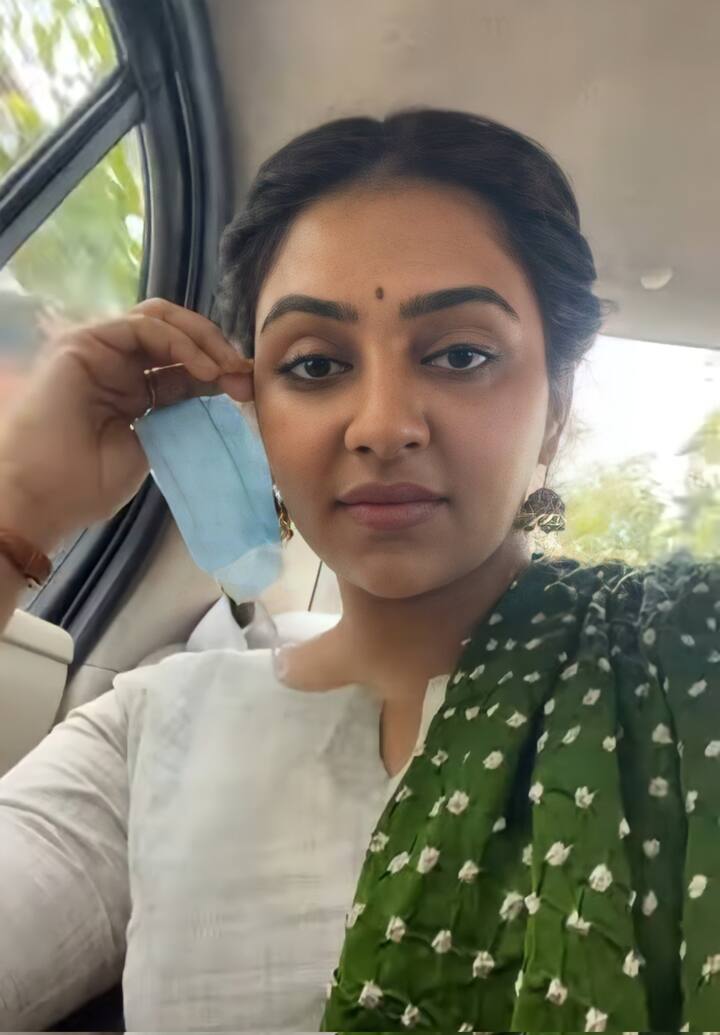 வருடத்திற்கு 4-5 படங்களில் நடித்து வந்த லட்சுமியின் காட்டில் கொட்டி வந்த மழை நிற்க, பரதத்தில் தனது கவனத்தை செலுத்த ஆரம்பித்தார்.