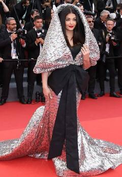 Cannes 2023: रेड लिपस्टिक, सिल्वर हुडी गाउन पहन ऐश्वर्या राय कान्स में छाईं,  एक्ट्रेस की तस्वीरें देख दिल थाम लेंगे