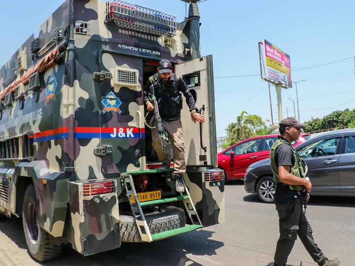 The erstwhile state has turned into a security fortress. Around 50 delegates, who are expected to participate in the G-20 meeting in Srinagar, will be taken on a tour of the beautiful tourist places of Kashmir along the Dal Lake, especially the Taj Gulmarg. The tourism department believes that this event will put Kashmir on the global map. (Source: PTI)