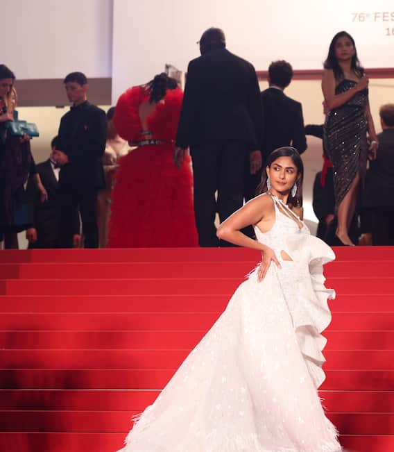 Cannes 2023: व्हाइट कटआउट गाउन, कानों में मैचिंग झुमके, Mrunal Thakur ने अपने कान्स लुक से फिर उड़ाए फैंस के होश