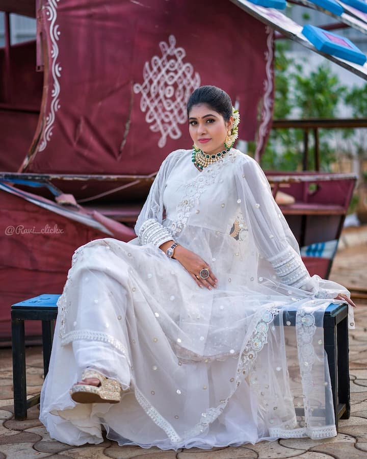 తెలుపురంగు డ్రెస్సులో మల్లెపువ్వులా మెరిసిపోతున్న సత్య శ్రీ. Photo Credit: Satya Sri/Instagram