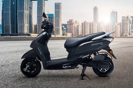 अप्रैल 2023 में इलेक्ट्रिक टू-व्हीलर में सबसे ज्यादा बिक्री ओला इलेक्ट्रिक स्कूटर्स की हुई. जिसमें पिछले साल इसी महीने के मुकाबले 72.19 प्रतिशत की बढ़ोत्तरी देखने को मिली. पिछले महीने कंपनी 21,882 यूनिट्स की बिक्री करने में सफल रही, जबकि पिछली साल कंपनी ने 12,708 यूनिट्स की ही बिक्री की थी.