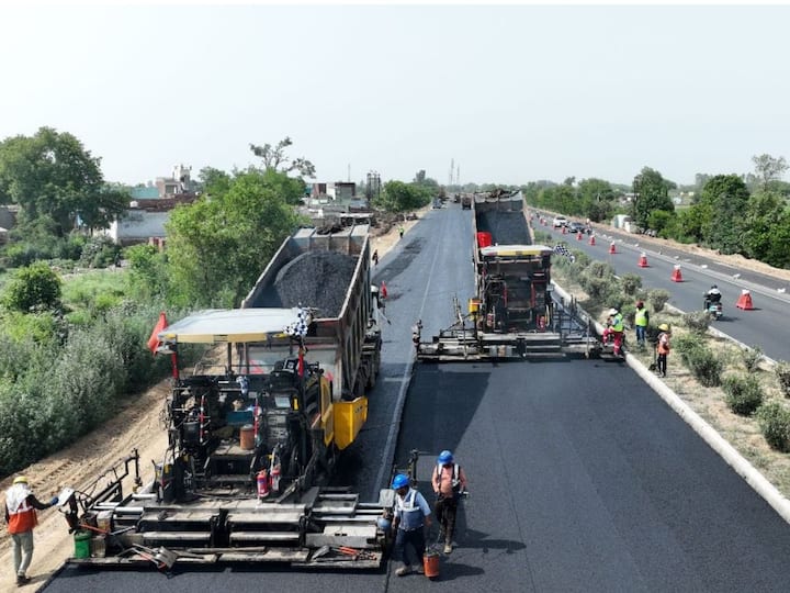 As a result, he claims, the use of virgin materials has been reduced to 10%. (Image Source: Twitter/@nitin_gadkari)