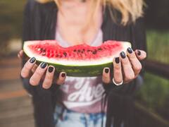 तरबूज खाना तो अच्छा है लेकिन इसके नुकसान भी जान लीजिए... वरना बन जाएगा दिक्कत!