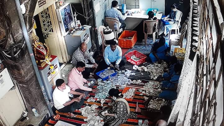 सीसीटीव्ही देखरेखीत पश्चिम महाराष्ट्र देवस्थान समितीच्या कार्यालयात ही मोजणी पार पडली.