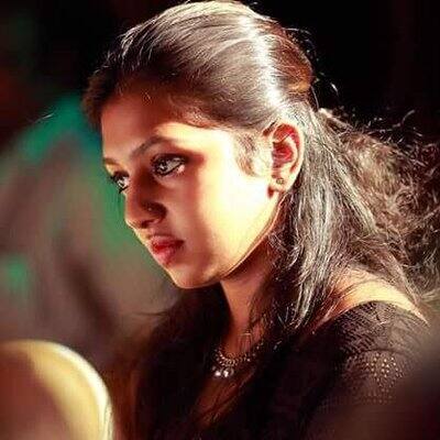 பள்ளிக்கூடம் போகும் வயதில் கூத்து பட்டறைக்கு கூட போகமால் வெள்ளித்திரையில் அறிமுகமானவர் லட்சுமி மேனன். மாலிவுட்டில் தன் திரை பயணத்தை தொடங்கிய இவர், பிரபு சாலமனின் கும்கியில் நடிக்க ஒப்புக்கொண்டார்.