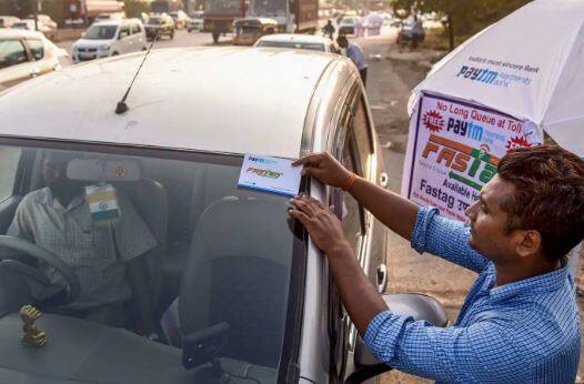 Fixed Deposit Rate: ਜੇ ਤੁਹਾਡੀ ਕਾਰ 'ਤੇ FASTag ਲਗਾਇਆ ਗਿਆ ਹੈ, ਤਾਂ ਤੁਹਾਨੂੰ ਪਤਾ ਹੈ ਕਿ ਇਸ ਨੂੰ ਰੀਚਾਰਜ ਕਰਨ ਤੋਂ ਬਾਅਦ, ਜਦੋਂ ਤੱਕ ਤੁਸੀਂ ਪੈਸੇ ਦੀ ਵਰਤੋਂ ਨਹੀਂ ਕਰਦੇ, ਪੈਸੇ ਉਸ ਵਿੱਚ ਹੀ ਰਹਿੰਦੇ ਹਨ। ਦਿੱਲੀ ਹਾਈ ਕੋਰਟ ਨੇ FASTag 'ਤੇ ਵਿਆਜ ਦੀ ਅਦਾਇਗੀ ਅਤੇ ਕਾਰਡ ਵਿੱਚ ਲੋੜੀਂਦੀ ਘੱਟੋ-ਘੱਟ ਰਕਮ ਦੀ ਮੰਗ ਕਰਨ ਵਾਲੀ ਪਟੀਸ਼ਨ 'ਤੇ NHAI ਅਤੇ ਕੇਂਦਰ ਤੋਂ ਜਵਾਬ ਮੰਗਿਆ ਹੈ।