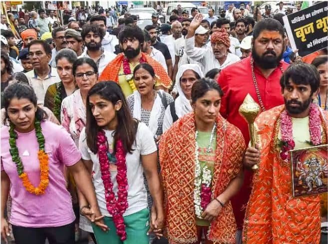 wrestlers protest brij bhushan singh told the medal of wrestlers to be sold for 15 rupees Wrestlers Protest: ਨਹੀਂ ਘਟ ਰਹੀ ਬ੍ਰਿਜ ਭੂਸ਼ਣ ਸਿੰਘ ਦੀ ਆਕੜ, ਕਿਹਾ-ਸਿਰਫ਼ 15 ਰੁਪਏ ਦੇ ਨੇ ਪਹਿਲਵਾਨਾਂ ਦੇ ਮੈਡਲ