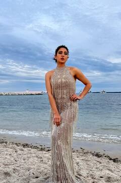 Cannes 2023: शिमरी गाउन में समुद्र किनारे सारा अली खान ने दिए पोज, एक्ट्रेस के बैक टू बैक कान्स लुक्स की हो रही तारीफ