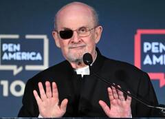 हमले के नौ महीने बाद सार्वजनिक स्थल पर दिखे सलमान रुश्दी, बोले- जान बचाने के लिए शुक्रिया