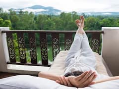 गर्मियों में खुले आसमान के नीचे छत पर सोना कितना फायदेमंद? जानें