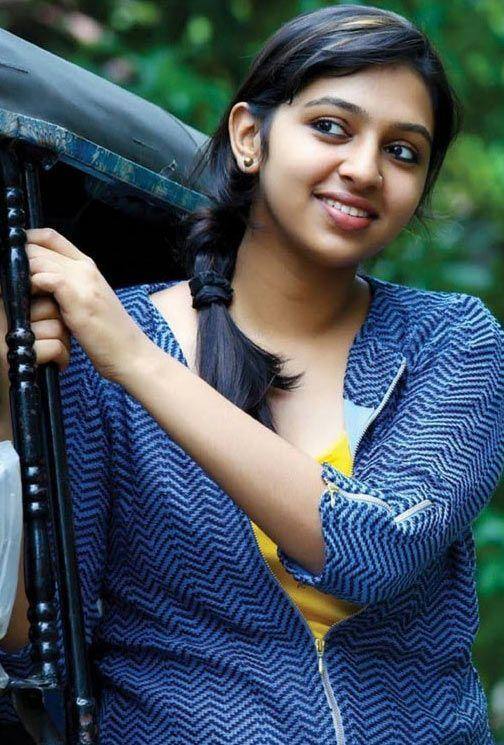 கிராமத்து கதாபாத்திரங்களுக்கென செதுக்கி வைத்தவராக வலம் வந்த லட்சுமி மேனன், நான் சிகப்பு மனிதன் படத்தில் சிட்டி பெண்ணாக நடித்து பாராட்டுகளை பெற்றார்.