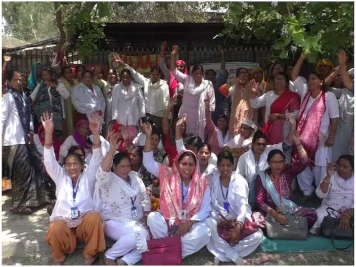 Women nursing employees demonstrated by selling vegetables, today is the 19th day of the movement ANN Bharatpur: नर्सिंग स्टाफ के प्रदर्शन का 19वां दिन, अब बीच सड़क सब्जी बेचकर जताया विरोध