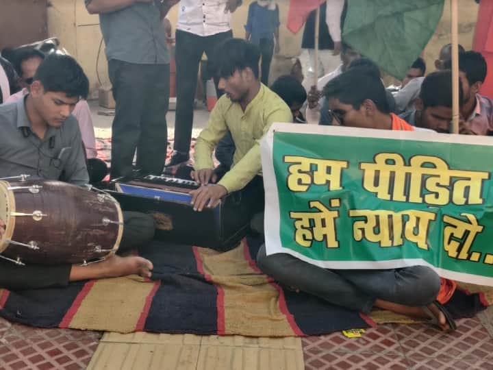 Agra Mahakavi Surdas Netraheen Vidyalay students and teachers protest outside of DM office ANN UP News: आगरा प्रशासन की संवेदनहीनता, ब्लाइंड छात्र और टीचर कलेक्ट्रेट के बाहर धरने पर बैठने को मजबूर