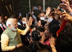 हिरोशिमा में भारतीय समुदाय के लोगों से कुछ इस अंदाज में मिले पीएम मोदी, देखें वीडियो