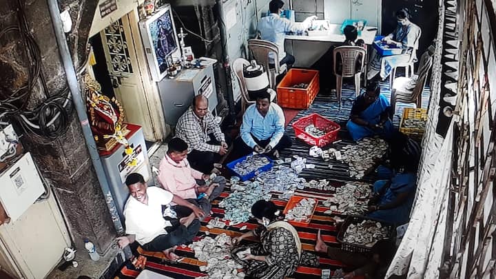 मंदिरात विविध ठिकाणी दानपेट्या ठेवण्यात आल्या आहेत.