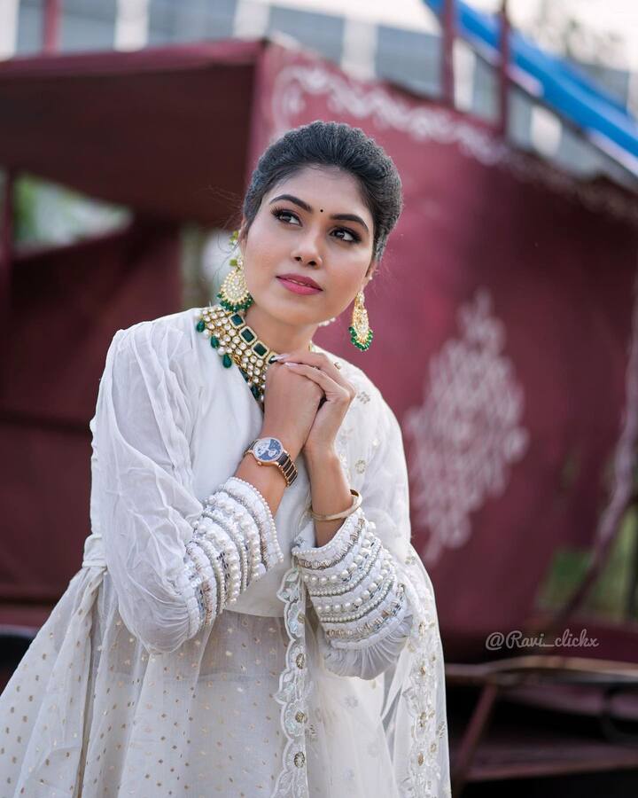 ఆ తర్వాత మళ్లీ ‘జబర్దస్త్‘లోకి వచ్చింది. Photo Credit: Satya Sri/Instagram