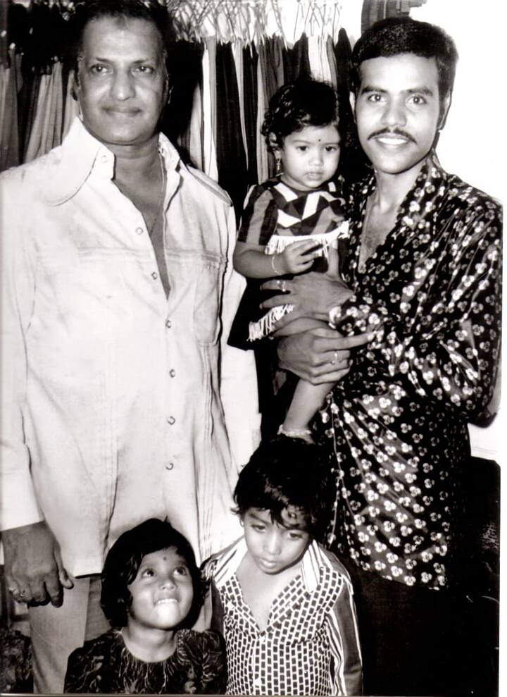 తన షోరూం కు వచ్చిన సందర్బంగా ఎన్టీఆర్ తో  వాలేశ్వరరావు