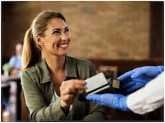 क्या सही में एयरपोर्ट पर क्रेडिट कार्ड से 2 रुपये में खाना खा सकते हैं?