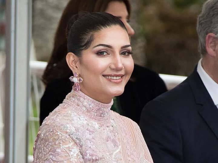 Sapna Choudhary Gets Brutally Trolled as she makes Cannes red carpet debut wearing 30 kg dress video viral Cannes 2023: 30 किलो की ड्रेस के चलते सपना चौधरी का चलना-फिरना हुआ मुश्किल, नेटिजेन्स बोले- 'कैरी नहीं हो पा रहा तो पहना ही क्यों?'