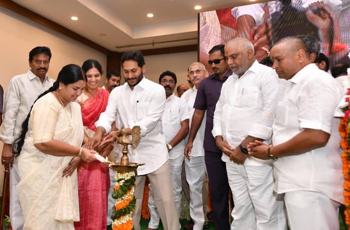 వాలంటీర్లకు వందనం కార్యక్రమాన్ని జ్యోతి ప్రజ్వలన చేసి ప్రారంభిస్తున్న సీఎం జగన్