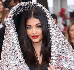 Cannes 2023: રેડ લિપસ્ટિક, સિલ્વર હૂડી ગાઉન પહેરીને ઐશ્વર્યા રાય કાન્સમાં છવાઈ, જુઓ તસવીરો