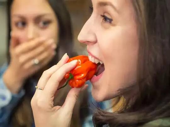 Is eating spicy oily food during periods harmful? Find out what the experts advise Women health: શું  પીરિયડ્સમાં સ્પાઇસી ઓઇલી ફૂડ ખાવાથી નુકસાન થાય છે?  જાણો એક્સ્પર્ટની શું છે સલાહ