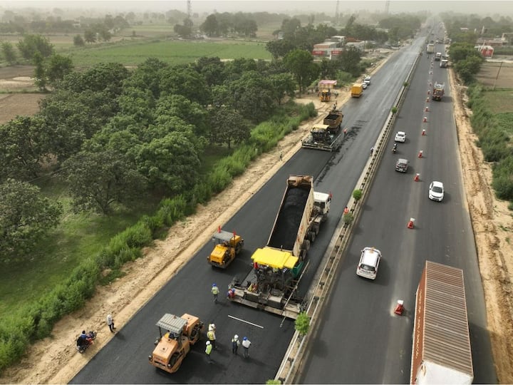 According to the minister, this innovative green technology involves using 90% of the milled material, which equates to nearly 20 lakh square metres of road surface. (Image Source: Twitter/@nitin_gadkari)