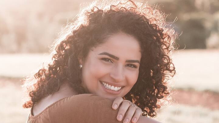 কোঁকড়ানো চুলের যত্ন করতে গিয়ে নাকানিচোবানি খেতে হয় অনেককেই। ঠিক কী করলে ভাল থাকবে চুল?