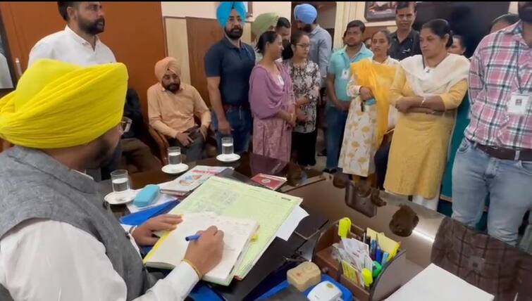 Cabinet Minister Harbhajan Singh ETO Raid the Electricity board office of Gurdaspur ਕੈਬਨਿਟ ਮੰਤਰੀ ਹਰਭਜਨ ਸਿੰਘ ਈਟੀਓ ਨੇ ਗੁਰਦਾਸਪੁਰ ਦੇ ਬਿਜਲੀ ਬੋਰਡ ਦਫਤਰ ਅਚਨਚੇਤ ਮਾਰਿਆ ਛਾਪਾ