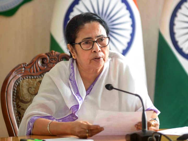 mamata banerjee announces west bengal mla ministers salary hike news update Mamata Banerjee : पश्चिम बंगालमधील आमदार, मंत्र्यांच्या वेतनात 40 हजारांची वाढ, लाखोत मिळणार मासिक रक्कम