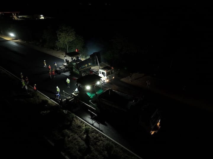 An official statement today said that the Ghaziabad-Aligarh Expressway made history by laying bituminous concrete over a distance of 100 lane kilometres in an unprecedented time of 100 hours. (Image Source: Twitter/@nitin_gadkari)