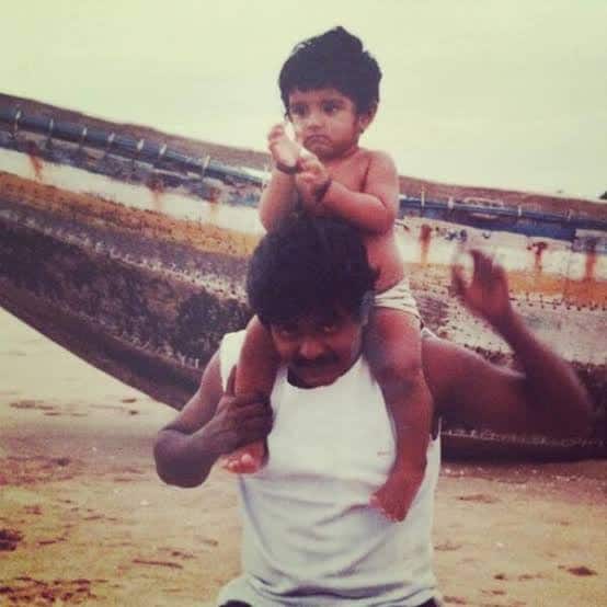 கன்னட இயக்குநர் சித்தலிங்கய்யாவின் மகனான முரளி, அவரிடம் உதவி இயக்குநராகவும், உதவி படத்தொகுப்பாளராகவும் பணிபுரிந்தார்.