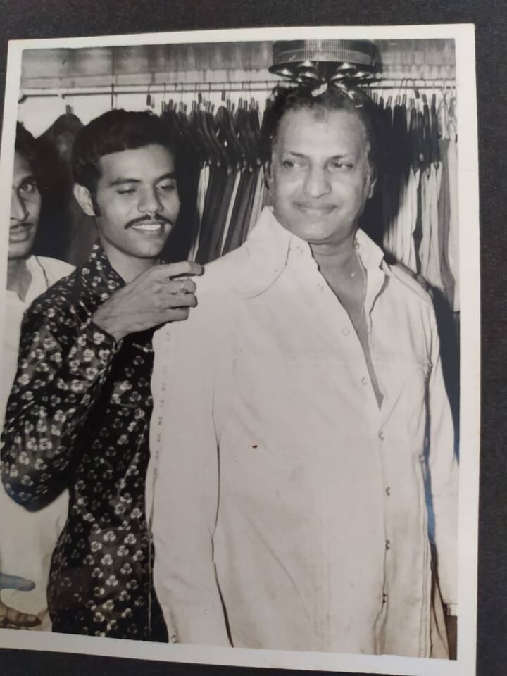 తన షోరూంలోనే ఎన్టీఆర్ కు కొలతలు తీసుకుంటున్న టైలర్ వాలేశ్వరరావు