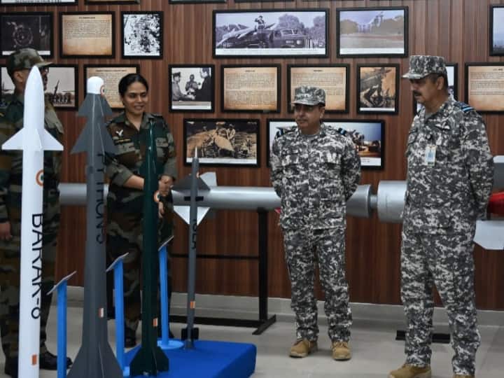 COAS Visit Chief Of The Air Staff Visit Tughlakabad Station takes update of indigenous guided weapon ann COAS Visit: IAF प्रमुख ने तुगलकाबाद एयरफोर्स स्टेशन का किया दौरा, स्वदेशी गाइडेड हथियार प्रोजेक्ट का लिया अपडेट