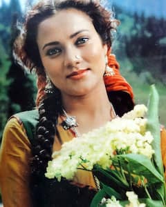 'राम तेरी गंगा मैली' की नीली आंखों वाली Mandakini अब कैसी दिखती हैं? लेटेस्ट तस्वीरों में पहचान भी नहीं पाएँगे आप