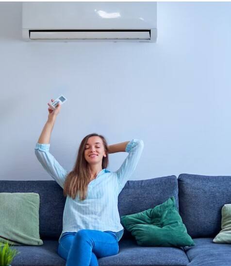 ਕਮਰੇ ਦਾ ਤਾਪਮਾਨ ਨੀਂਦ ਨੂੰ ਕਿਵੇਂ ਕਰਦਾ ਪ੍ਰਭਾਵਿਤ- ਰਾਤ ਦੇ ਸਮੇਂ ਕਮਰੇ ਦਾ ਤਾਪਮਾਨ ਸਹੀ ਨਾ ਹੋਣ ਕਰਕੇ ਜ਼ਿਆਦਾਤਰ ਸਮੇਂ ਨੀਂਦ ਖਰਾਬ ਹੋ ਸਕਦੀ ਹੈ। ਇਹ ਇਸ ਲਈ ਕਿਉਂਕਿ ਰਾਤ ਨੂੰ ਸੌਣ ਤੋਂ ਪਹਿਲਾਂ ਤੁਹਾਡਾ ਸਰੀਰ ਠੰਢਾ ਹੋਣ ਲੱਗਦਾ ਹੈ। ਠੰਢਾ ਹੋਣ ਦੀ ਪ੍ਰਕਿਰਿਆ ਉਦੋਂ ਤਕ ਜਾਰੀ ਰਹਿੰਦੀ ਹੈ ਜਦੋਂ ਤਕ ਇਹ ਸਵੇਰੇ 5 ਵਜੇ ਤੱਕ ਆਪਣੇ ਘੱਟ ਤਾਪਮਾਨ ‘ਤੇ ਨਹੀਂ ਪਹੁੰਚ ਜਾਂਦਾ। ਇਸ ਲਈ, ਤੁਹਾਨੂੰ ਸੌਣ ਤੋਂ ਪਹਿਲਾਂ ਆਪਣੇ ਕਮਰੇ ਦਾ ਤਾਪਮਾਨ ਨਿਰਧਾਰਤ ਕਰਨਾ ਚਾਹੀਦਾ ਹੈ।