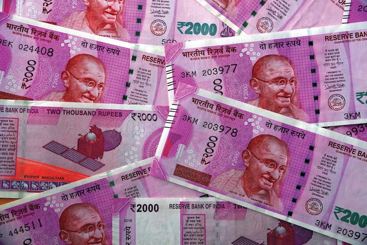 RBI to withdraw Rs 2000 currency note from circulation know how to exchange from banks and from which date Rs 2000 Currency Note Exchange: तुमच्याकडे 2000 रुपयांची नोट आहे? घाबरू नका, आरबीआयचे निर्देश वाचा एका क्लिकवर...